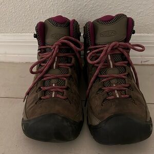 Women’s Keen hiking boots size 10 1/2